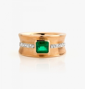 Maison De Greef – Golden ring with green stone