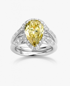 Maison De Greef – White gold ring set with pear shaped diamond