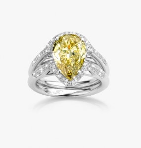 Maison De Greef – White gold ring set with pear shaped diamond