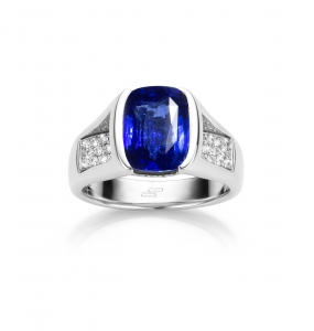 Maison De Greef – White gold ring set with a cushion cut blue sapphire and diamonds