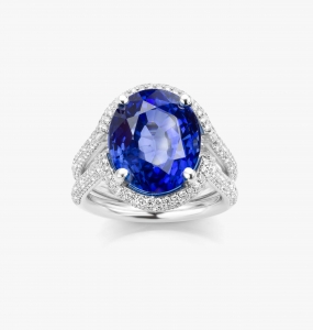 Maison De Greef – White gold ring set with an oval cut blue sapphire and diamonds