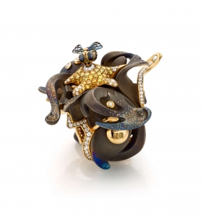 Maison De Greef – Yellow gold and titanium ring Poison Ivy set with brilliants