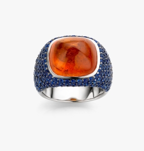 Maison De Greef – White gold ring with orange stone and blue stones